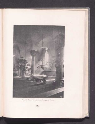 Abb. 123. Inneres der romanischen Sygagoge in Worms.