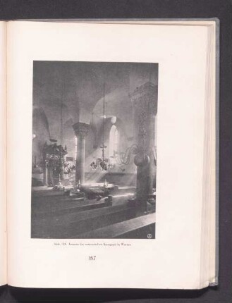 Abb. 123. Inneres der romanischen Sygagoge in Worms.