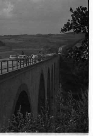 Neustadt (Wied): Wiedtal, Autobahnbrücke, vom südlichen Brückenkopf