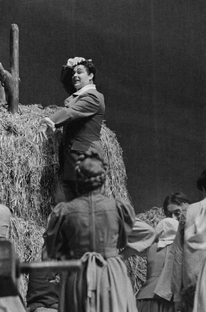 Szenenbilder aus "Der Revisor" von Werner Egk. Staatsoper Berlin, 23.12.1957
