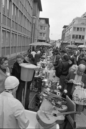Patenschaft der Stadt Karlsruhe für die ARD-Fernsehlotterie 1977 "Ein Platz an der Sonne". Flohmarkt der Arbeitsgemeinschaft Karlsruher Frauenorganisationen zu Gunsten der Lotterie