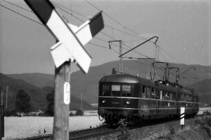 Kirchzarten: Triebwagen der Höllentalbahn, in Fahrt