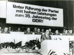 Egon Krenz spricht auf der Delegiertenkonferenz der SED-Parteiorganisation der Offiziershochschule "Ernst Thälmann"
