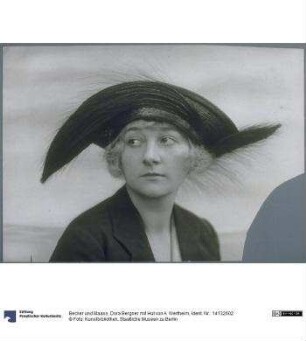 Dora Bergner mit Hut von A. Wertheim