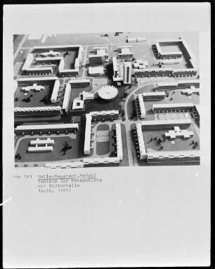 Modell von Halle-Neustadt mit Zentrum der Wohngebiete und Kulturhalle