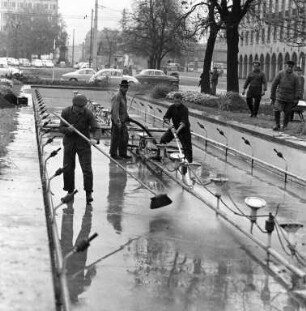 Reinigung der Wasserspiele-Becken am Festplatz.