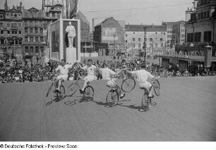 Akrobatik mit Fahrrädern
