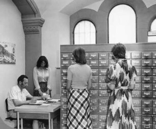 Dresden-Neustadt, Stauffenbergallee 9 (ehemalige Garnisonskirche). Sächsische Landesbibliothek, Außenstelle Phonothek, 1. Obergeschoß. Mitarbeiter im Benutzungsbereich Tonträger (Zettelkatalog Präsenznutzung)