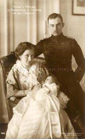 Ernst August und Viktoria Luise von Braunschweig mit Sohn