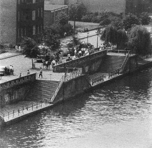 Berlin-Kreuzberg, Gröbenufer. Ufermauer der kanalisierten Spree