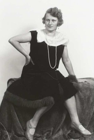 Porträt Hulda Hanisch : Porträt Hulda Hanisch (Frau des Fotografen) in kleinem Abendkleid