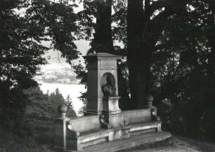 Tegernsee, Büstendenkmal für Karl Stieler : Büstendenkmal für Karl Stieler (1842-1885, Mundartdichter, Granit Bronze). Tegernsee, am Weg zum Leeberg