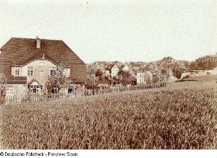Dresden-Gittersee. Stadtteilansicht mit Schulgebäude (rechts)