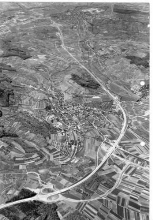 A 6 im Bau Vorne: AS Weinsberg/Ellhofen. Im Hintergrund: AS Neckarsulm und Neckar. In Mitte: alte AS Weinsberg und Stadt Weinsberg. AK Weinsberg besteht noch nicht!