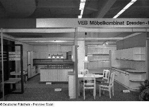 Ausstellungskojen des VEB Möbelkombinat Dresden-Hellerau mit Anbauküchen