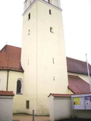 Ansicht von Nordosten mit Kirchturm (im Kern Spätromanisch-Obergeschosse Gotisch- und Barock erneuert) über Kirchhofmauer (Wehrgang im 19 Jh abgetragen)
