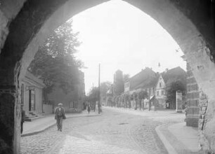 Heilsberg, Hohentorstraße : Heilsberg (Lidzbark Warminski/Polen). Hohentorstraße. Blick vom Hohen Tor zur Evangelischen Kirche