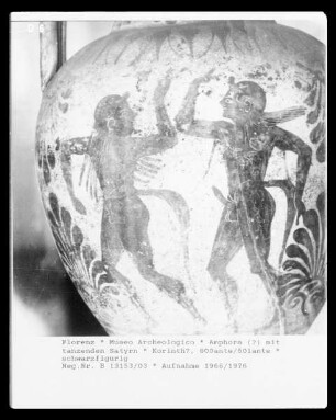 Amphora (?) mit tanzenden Satyrn
