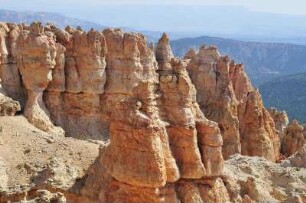 Sandsteinfelsen im Bryce Canyon Nationalpark : Von zahlreichen Aussichtspunkten können Besucher im Bryce Canyon Nationalpark die unterschiedlichen Sandsteinformationen und Felsnadeln, so genannte "Hoodoos", betrachten. Aufgenommen am 18. August 2012