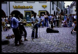 Freiburg: Rathausplatz, Duo [Trio], Posaune und Saxophon [und Akkordeon]
