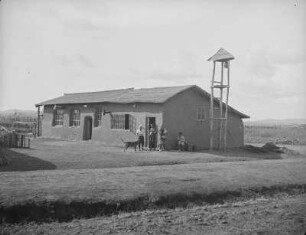 Japanisches Wohnhaus in der Provinz des Schwarzen Drachenflusses : Ansicht mit Bewohnern und Hund