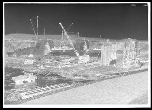 Staustufe Ottendorf. Montagearbeiten am Wehr und Umspundung der unterstromigen Kraftwerksbaugrube.