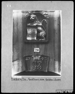 Schlußstein und Relief des Gasthauses "Zum goldenen Löwen"