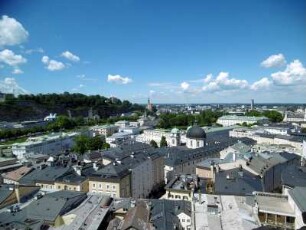 Salzburg: Stadtansicht Salzburg mit Dreifaltigkeitskirche und Mirabellgarten
