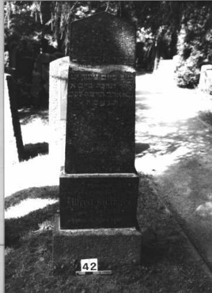 Grabstein 42 (Index: 100085169) Zustand: Stein quer gebroch. /zusammengefügt Maße HxBxT: 170x52x21 cm Beschreibung: Obelisk, getreppter Sockel: Grabstein 42