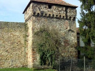 Stadtbefestigung-Stadtmauer im Südosten mit Kanonenturm (rechteckiger eingestellter Wehrturm-im Obergeschoß einst Doppelhacken oder -Wallkanonen-) von Feldseite