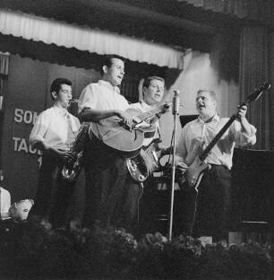 Petershof Herbstmesse 1964. Gitarre, Schlagzeug : Leipzig, Messehaus Petershof. Gitarrenband mit Bariton-Saxophonist zur Leipziger Herbstmesse 1964