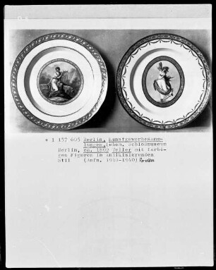 Teller mit farbigen Figuten im antikisierenden Stil