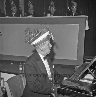 Karneval: Hotel Oldesloer Hof, Saal: Prunksitzung: Veranstalter Oldesloer Männerchor von 1844, Oldesloer Singakademie von 1946: vor Bühne: Dirigent des Oldesloer Männerchores