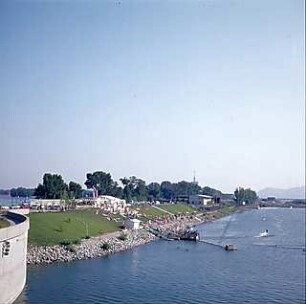 Hansjakob, Gottfried; Wien - Donau (AT); Donauinsel und Donaukraftwerk Freudenau - Donauinsel, Blick auf Donau und Neue Donau, Badestelle