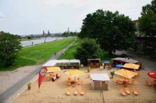 Dresden. Improvisiertes Freiluftcafé am Brückenkopf der Albertbrücke