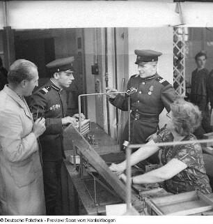Sowjetische und deutsche Soldaten im SWD (Sachsenwerk?)