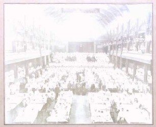 "Die aus franz. Gefangenschaft befreiten schwer verwundeten deutschen Krieger in der städtischen Festhalle zu Karlsruhe B. Juli 1915"