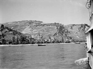 Blick vom Rhein mit angeschnittenem Dampfer auf Bacharach, mit St. Peter, Wernerkapelle und die sogenannte Hitlerhöhe mit Hakenkreuz