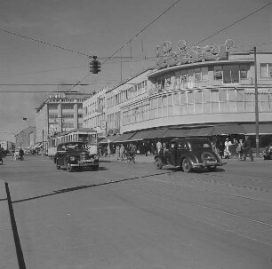 Berlin-Charlottenburg. Wilmersdorfer Straße. Blick gegen Geschäftshaus und Kaufhaus Hertie