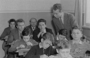 Lehrerbildung Karl-Marx-Stadt. Künftiger junger Lehrer beim Unterrichten (im Hintergrund wohl Hospitanten)