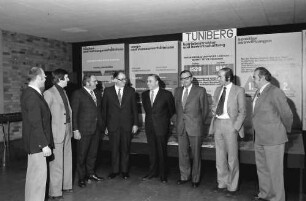 Freiburg: Schweizer Delegation im Weinbauinstitut; Gruppe vor Tuniberg Diagramm