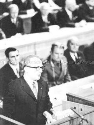 Redner Erich Honecker bei Festveranstaltung zum 25jährigen Jubiläum der DSF in der Komischen Oper Berlin (Ost)