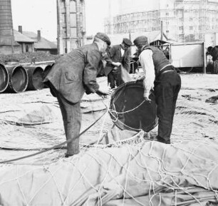 Eine Fahrt im Luftballon : Dresden-Reick. Eine Fahrt im Luftballon. Das Befestigen der Ventilleine am Ventil