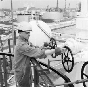 Einweihung der Esso-Raffinerie und des Ölhafens.