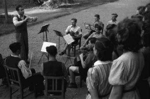 Lovrin: Schüler der Banatia Temeschburg, Orchester, vom Chor aus mit Dirigenten