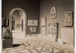 Aufstellung der Skulpturensammlung im Kaiser-Friedrich-Museum, Raum 06, Blick in Raum 8, Altchristliche Bildwerke