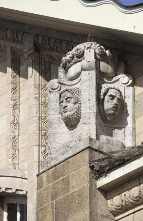 Hauptbahnhof — Empfangsgebäude — Relief