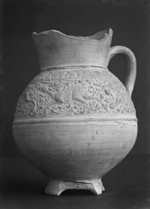 Krug mit Relief