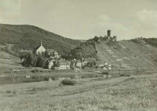 Beilstein (Kreis Cochem-Zell). Ortsansicht mit Klosterkirche u. Burg Metternich. Blick über die Mosel von W.
