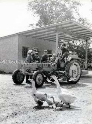 Auszubildende der Betriebsberufsschule Schwechow des VEG Pritzier auf einem Traktor
